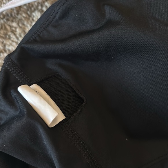 Chic Black and White Alo Inspired Crop Top - Picture 5 of 5